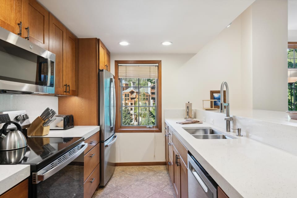 Condo, 1 King Bed (Borders Lodge L114 2BD Beaver Creek S) | Private kitchen