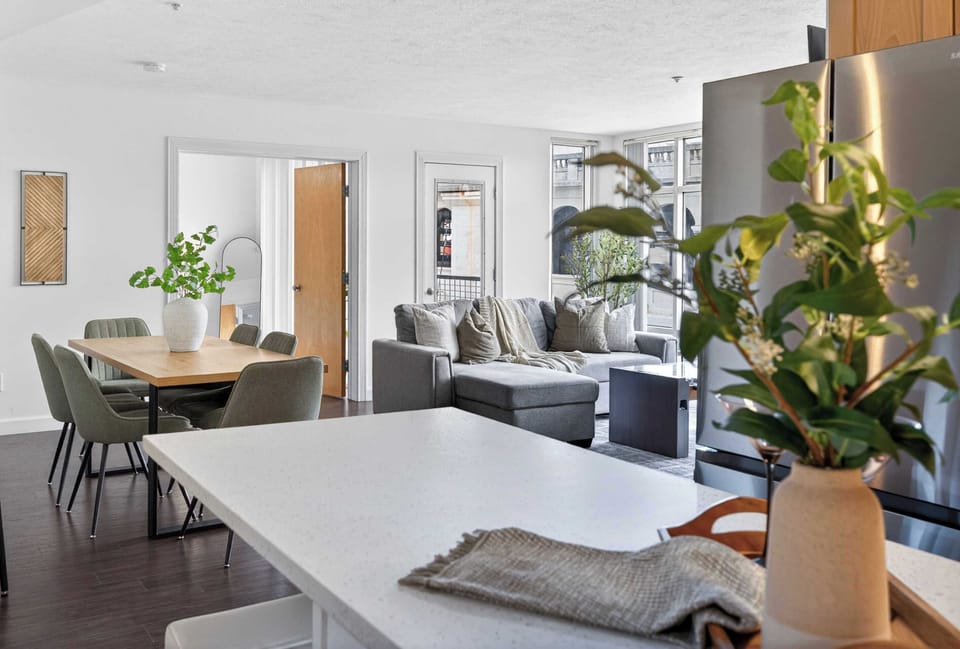 Bright kitchen-view layout with modern finishes and greenery accents creating a fresh and welcoming atmosphere.