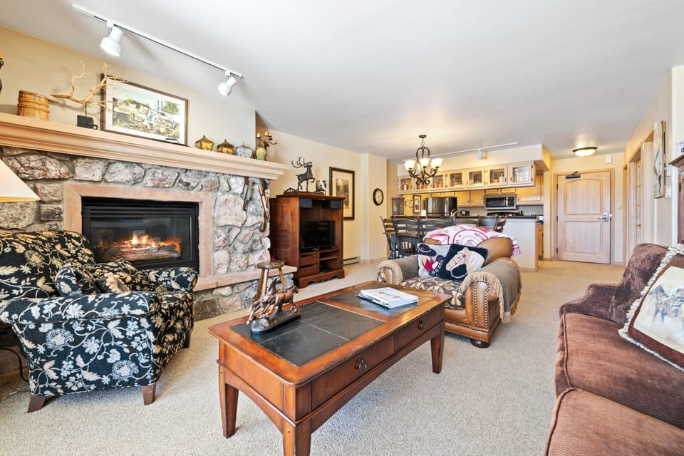 Condo, 1 King Bed (Borders Lodge L209 2BD Beaver Creek S) | Living area
