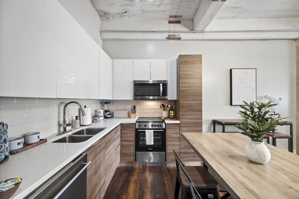Modern Kitchen: Sleek design paired with cozy aesthetics for delightful culinary adventures!