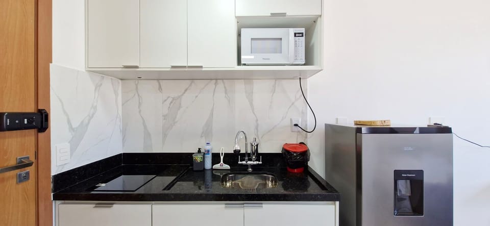 Basic Apartment | Private kitchen | Mini-fridge, microwave, cookware/dishes/utensils