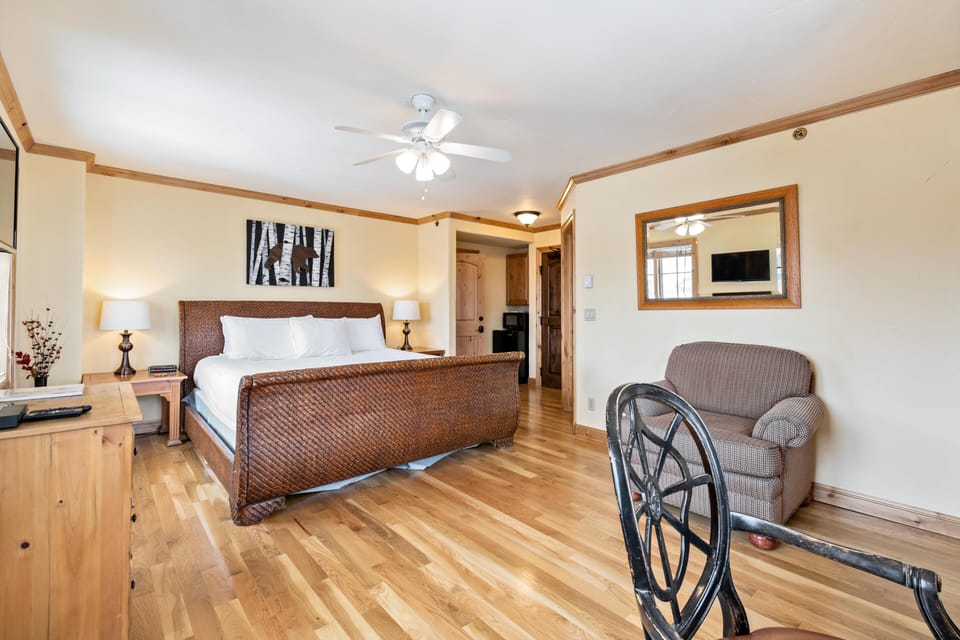 Room, 1 King Bed (Borders Lodge L400 Hotel Room Beaver ) | 1 bedroom