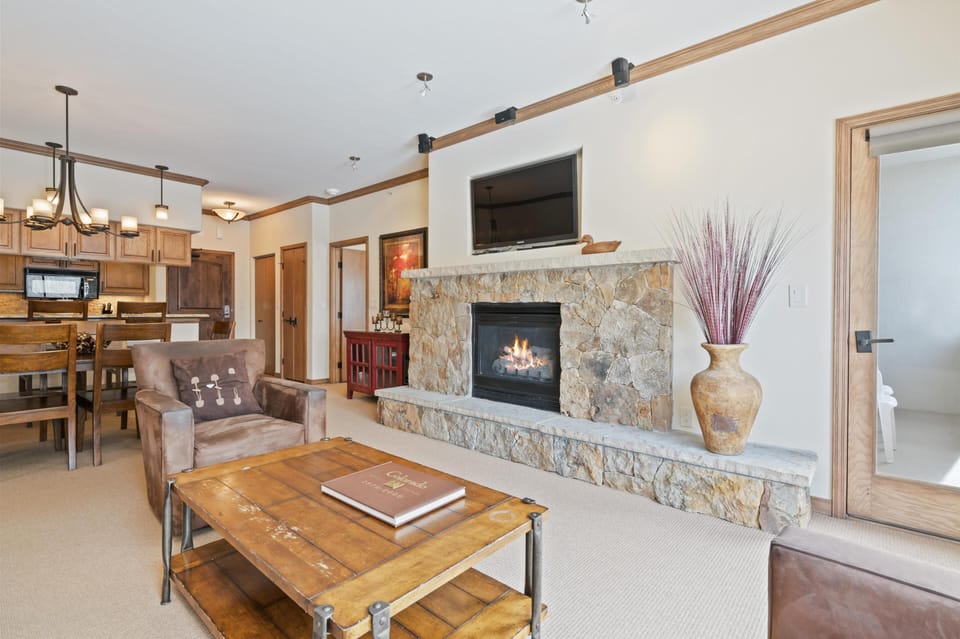 Condo, Multiple Beds (Borders Lodge U207 2BD Beaver Creek S) | Living area