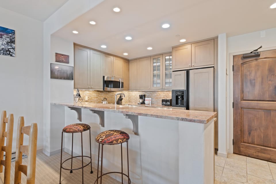Condo, 1 King Bed (Borders Lodge U304 1BD Beaver Creek S) | Private kitchen