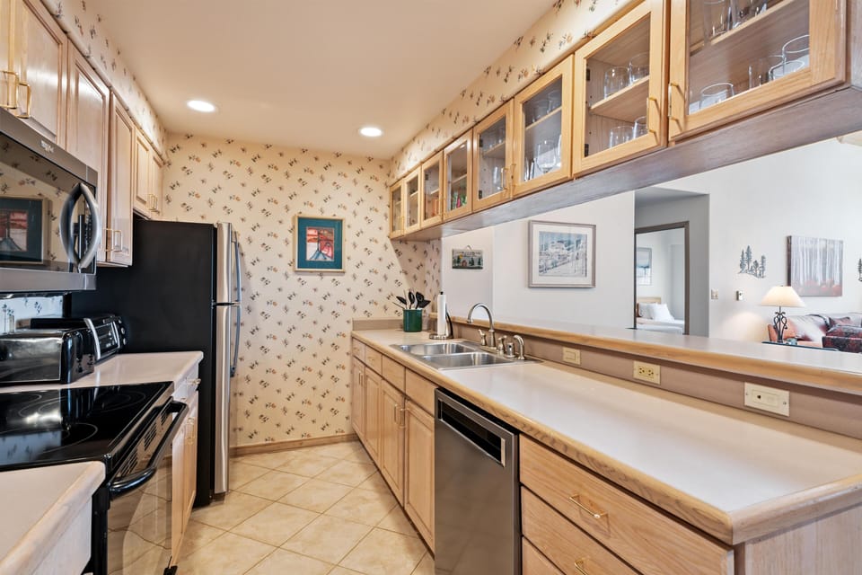 Condo, 1 King Bed (Borders Lodge U405 3BD Beaver Creek S) | Private kitchen