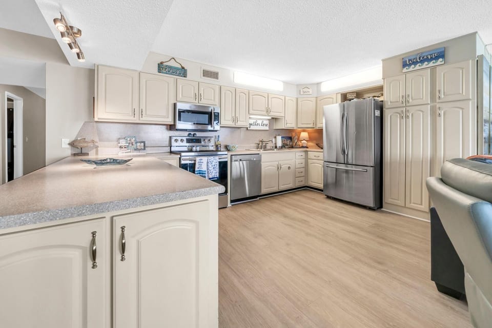 Condo, Multiple Beds (The Summit 1506) | Private kitchen