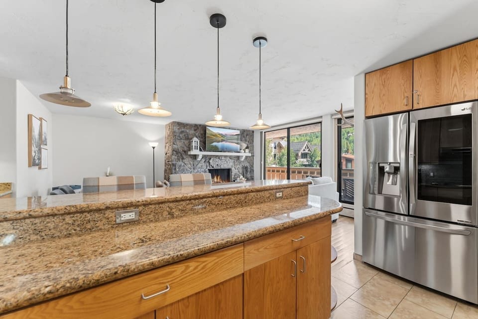 Fully equipped kitchen with 2-seater breakfast bar