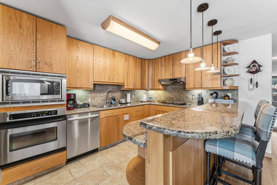 Fully equipped kitchen with 2-seater breakfast bar