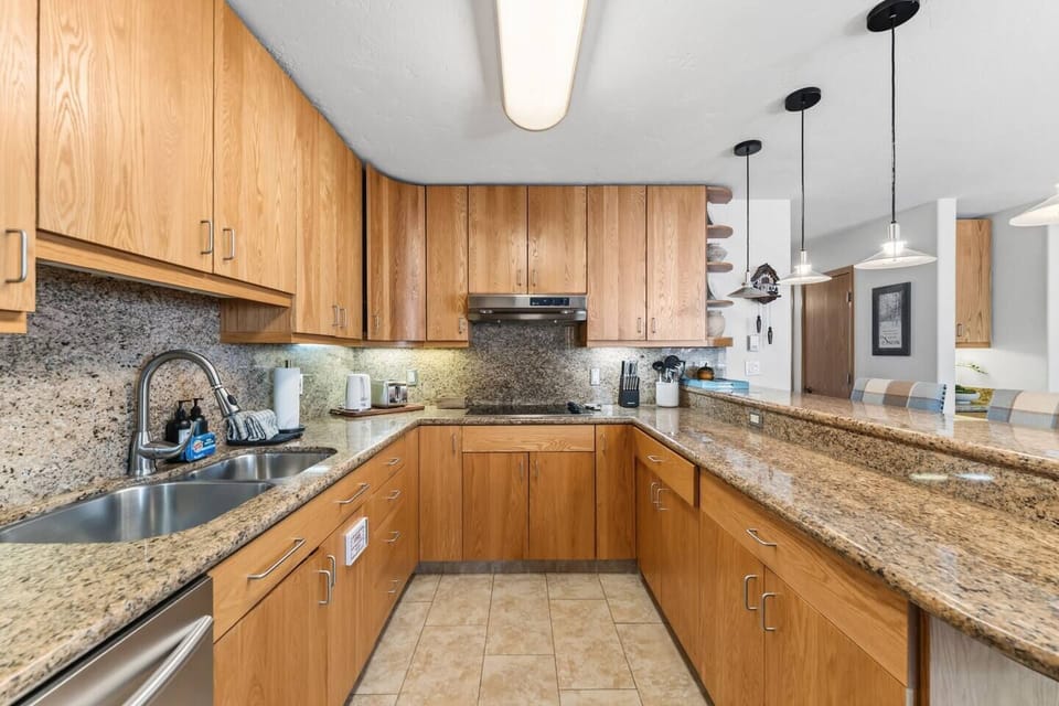 Fully equipped kitchen with 2-seater breakfast bar