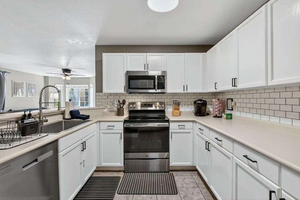 Fully equipped kitchen with bar seating