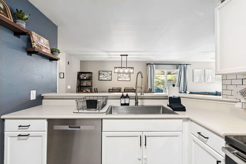 Fully equipped kitchen with bar seating