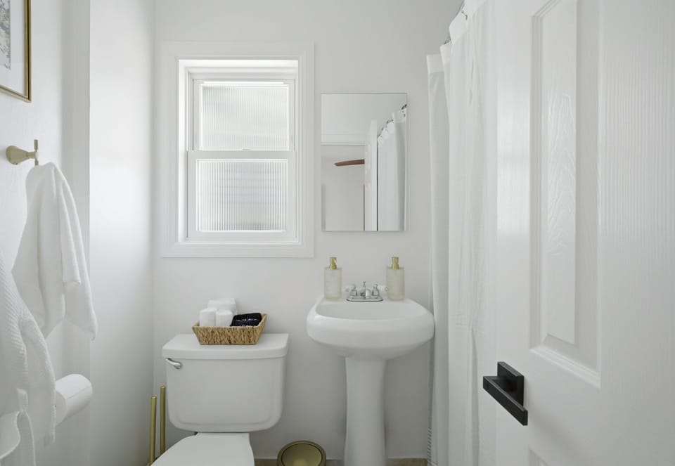 Full bathroom / ensuite to queen bedroom