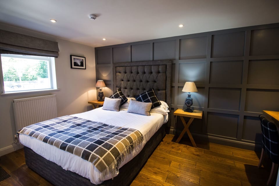 Desk, soundproofing, WiFi (free), bed sheets
