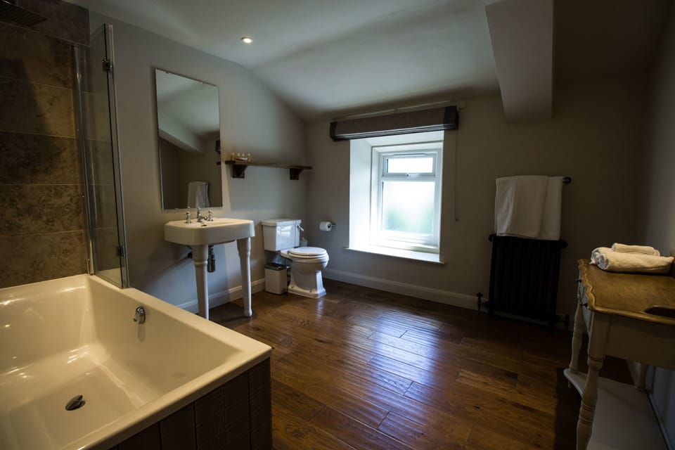 Superior Room, 1 King Bed | Bathroom | Free toiletries, hair dryer, towels, soap