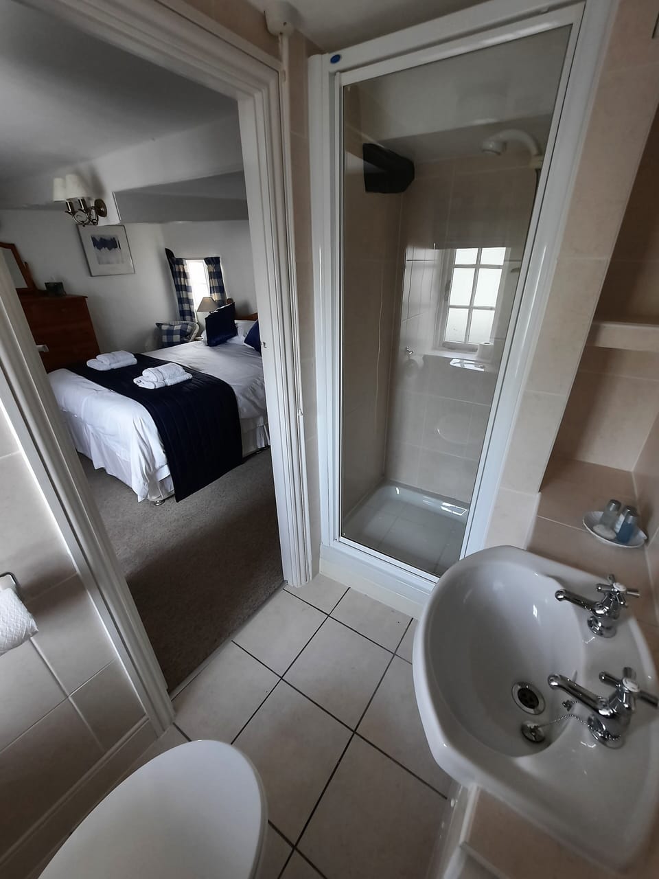 Double Room (Room 4) | Free WiFi, bed sheets
