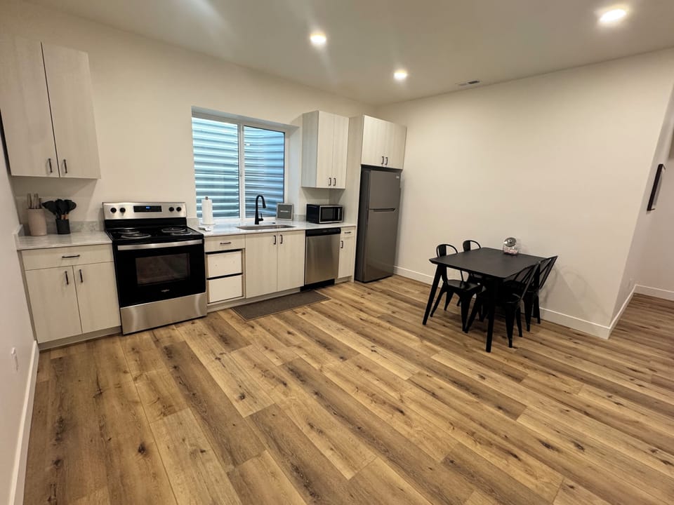 Kitchen & dining area.
