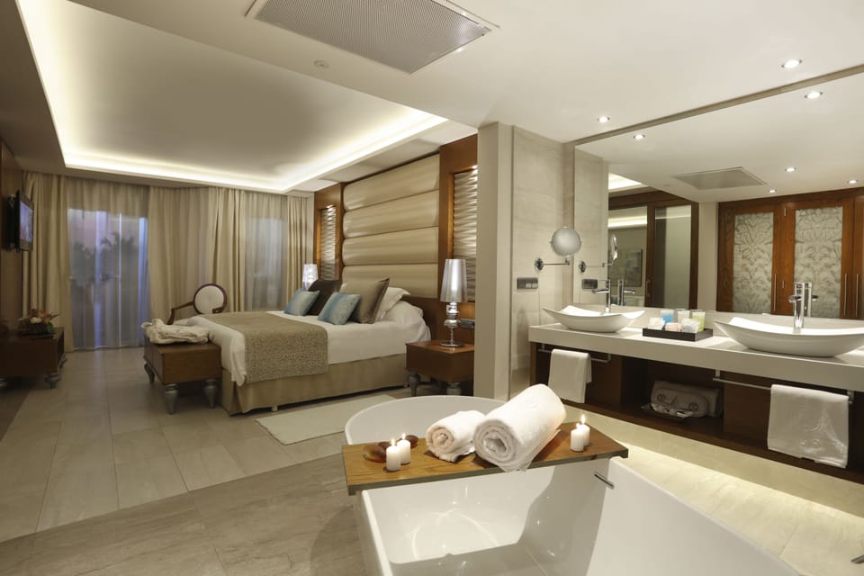 Mirage Club Swim Up Suite Outdoor Jacuzzi | Premium bedding, pillowtop beds, free minibar, in-room safe