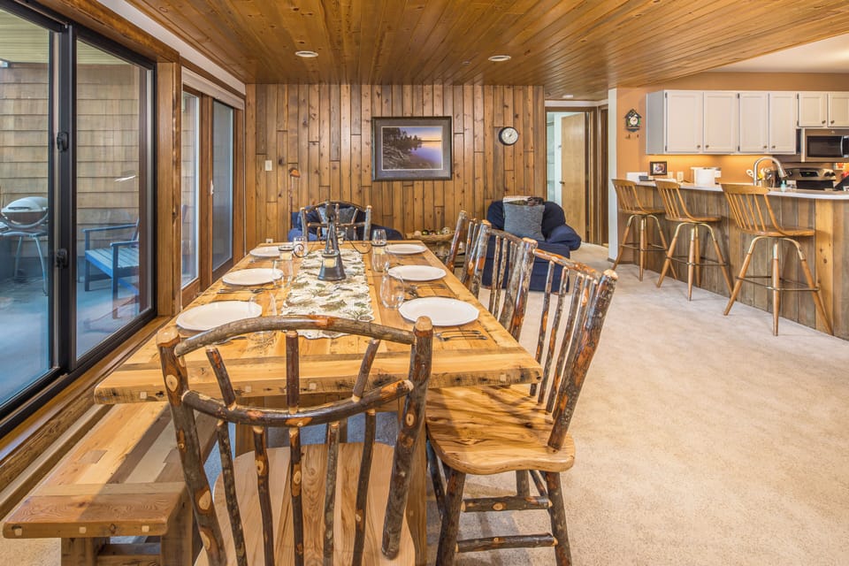 Spacious dining for gathering together | Main Level