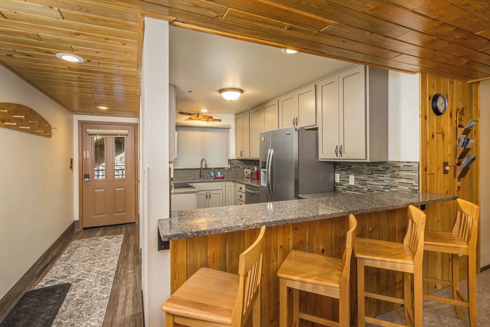 Kitchen Island seating for 4 | Main Level