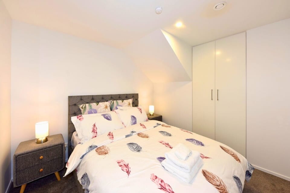 4 245 Moorhouse Ave (13) - Edited