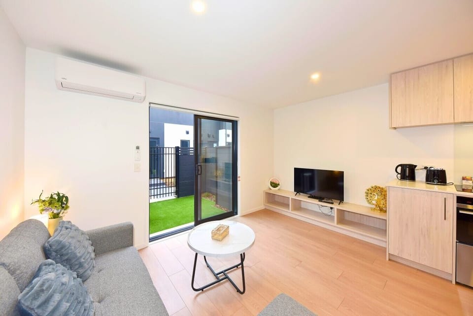 4 245 Moorhouse Ave (4) - Edited