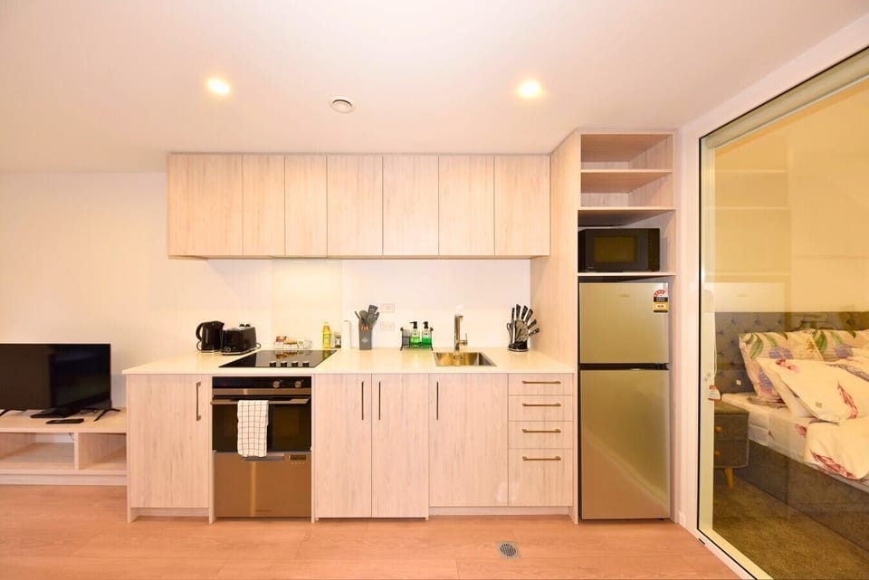 4 245 Moorhouse Ave (10) - Edited
