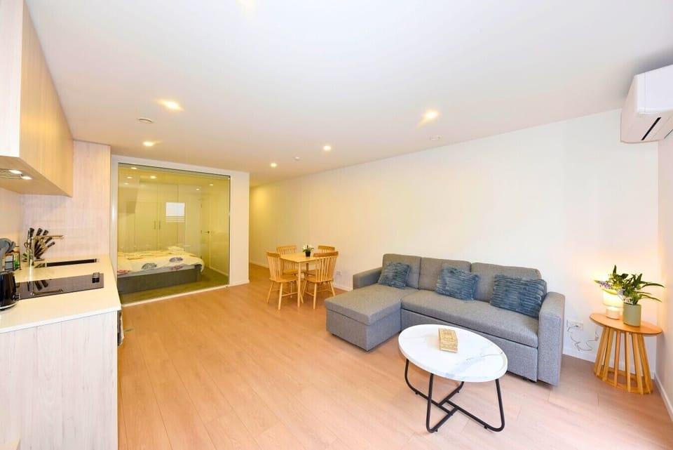 4 245 Moorhouse Ave (8) - Edited