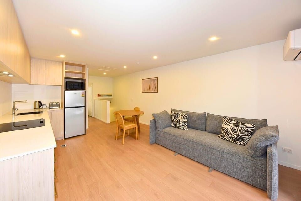 12 245 Moorhouse Ave (9) - Edited