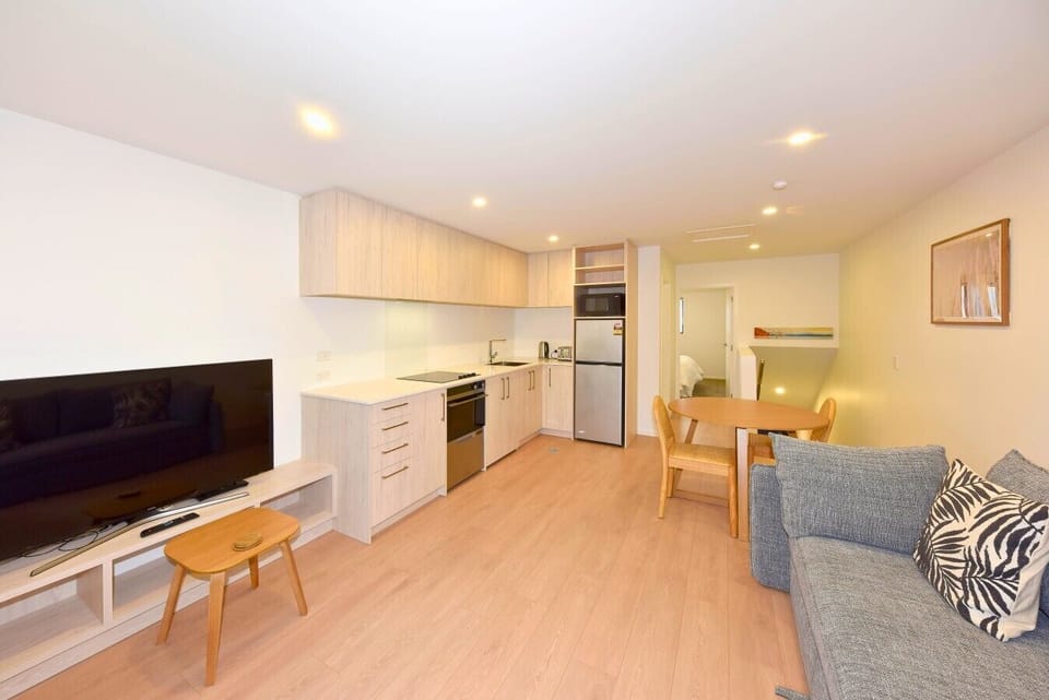 12 245 Moorhouse Ave (8) - Edited