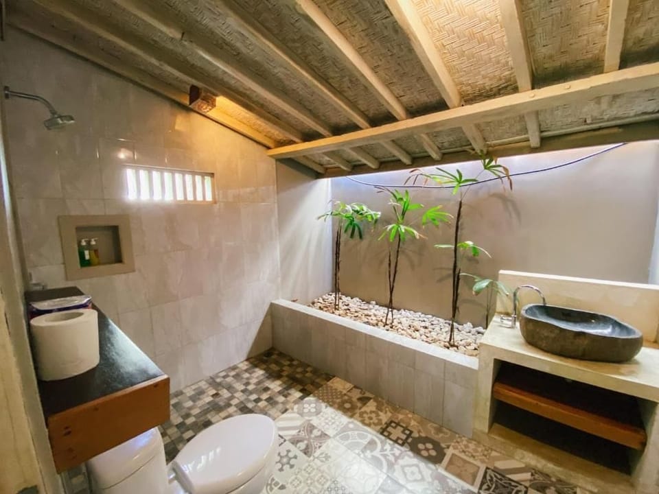 Deluxe Double Room, Garden View | Bathroom | Towels, soap, shampoo, toilet paper