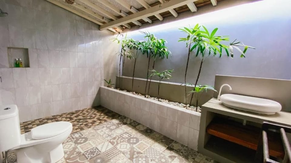 Deluxe Double Room, Garden View | Bathroom | Towels, soap, shampoo, toilet paper