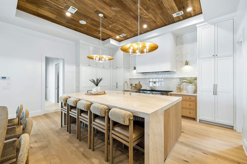 Luxurious Open Concept Chef's Kitchen with Barstool Seating for 5