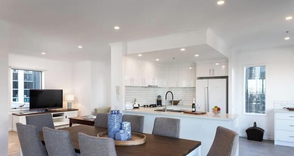 Deluxe Apartment, Balcony, City View | Dining room