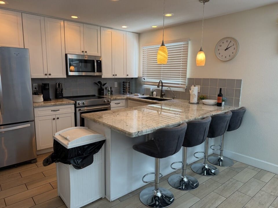 Modern Kitchen with Breakfast Bar & Counter Seating