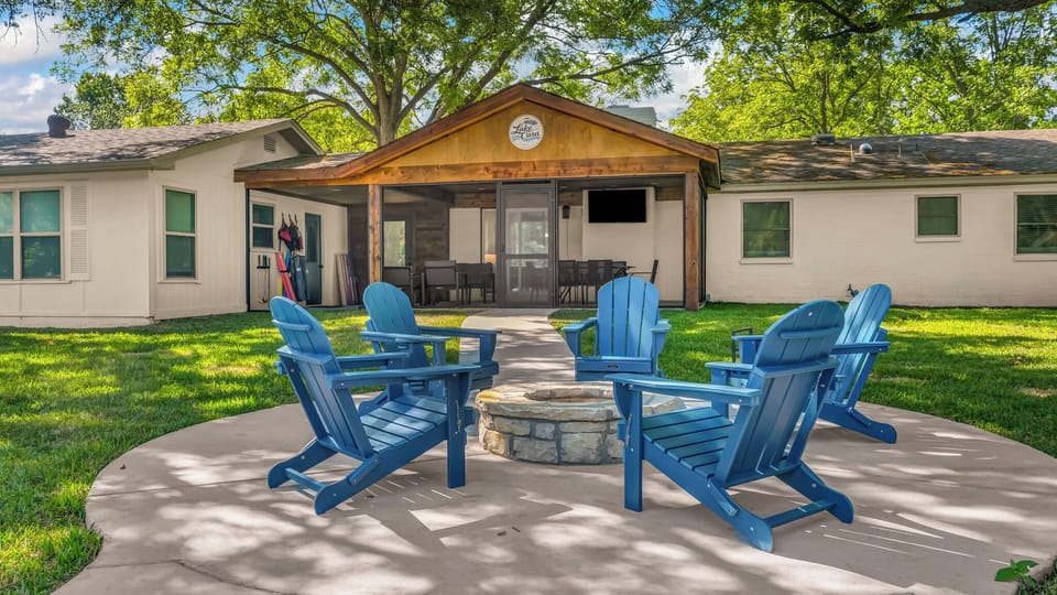 Screened in porch, Fire Pit or Water Front Sitting - Take your pick! 