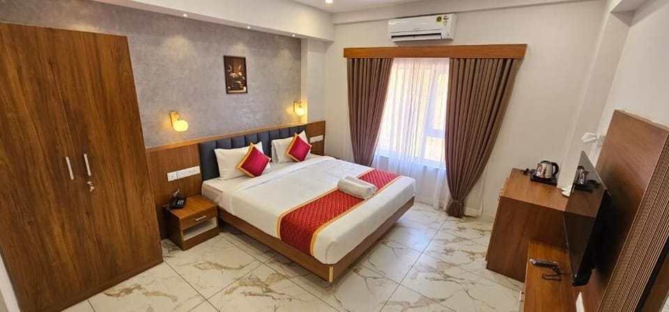 Deluxe Double Room, Balcony, City View | Egyptian cotton sheets, premium bedding, down comforters