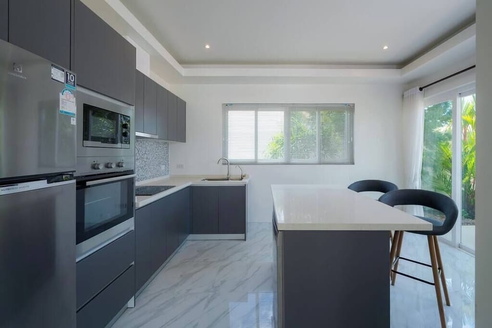 Superior Villa, Courtyard View | Private kitchen | Electric kettle, toaster