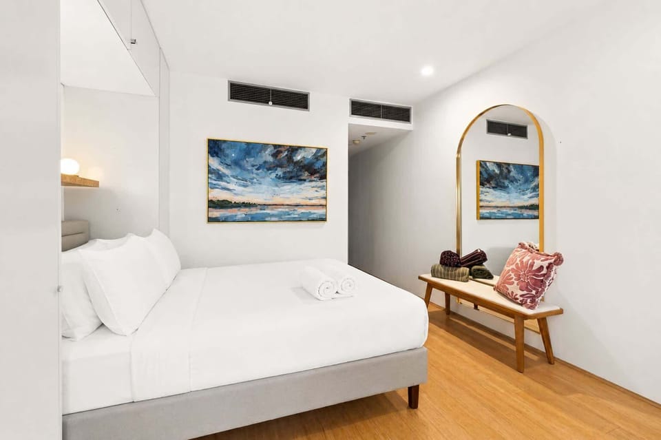 Bed & mirror