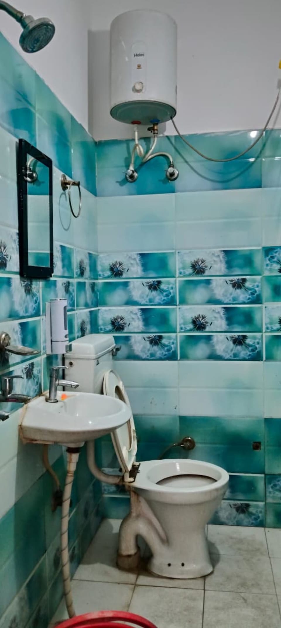Standard Room | Bathroom | Shower, towels, soap, shampoo