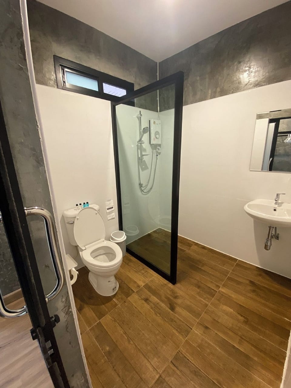 Standard Twin Room, Mountain View | Bathroom | Shower, free toiletries, hair dryer, slippers