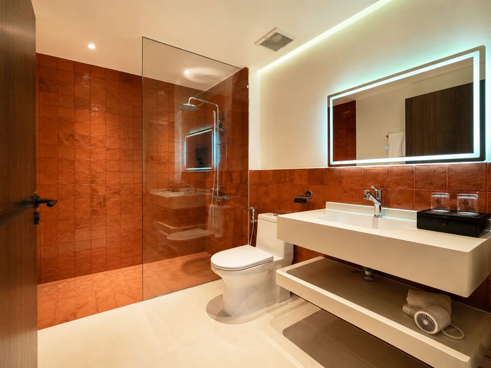 Suite | Bathroom | Shower, designer toiletries, hair dryer, bidet