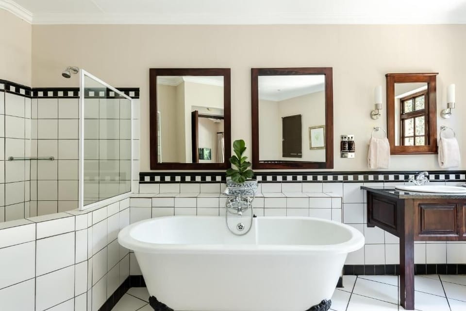 Family Room | Bathroom | Free toiletries, towels