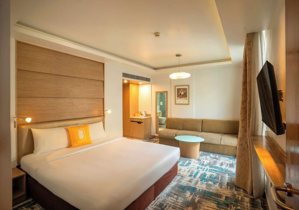 Signature Suite | Desk, laptop workspace, iron/ironing board, free WiFi