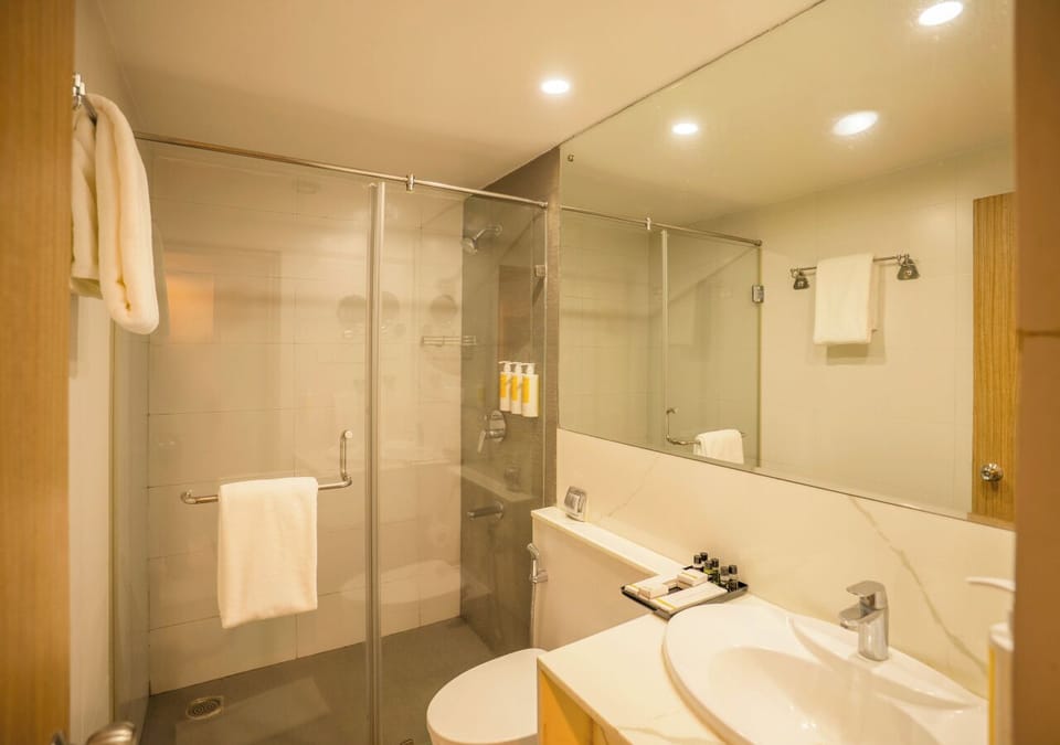 Signature Suite | Desk, laptop workspace, iron/ironing board, free WiFi