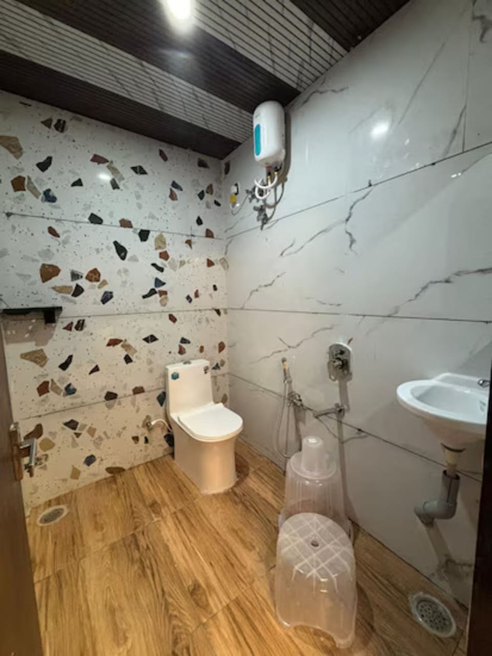Superior Double Room | Bathroom | Shower, towels, soap, shampoo