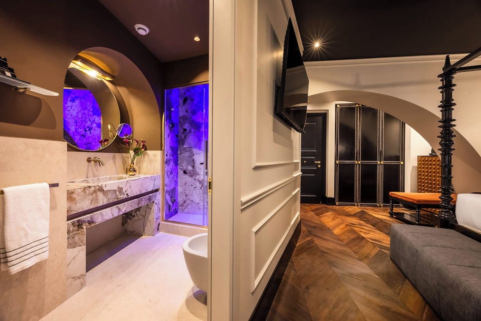 Room (Deluxe King Room) | Bathroom | Shower, free toiletries, hair dryer, towels
