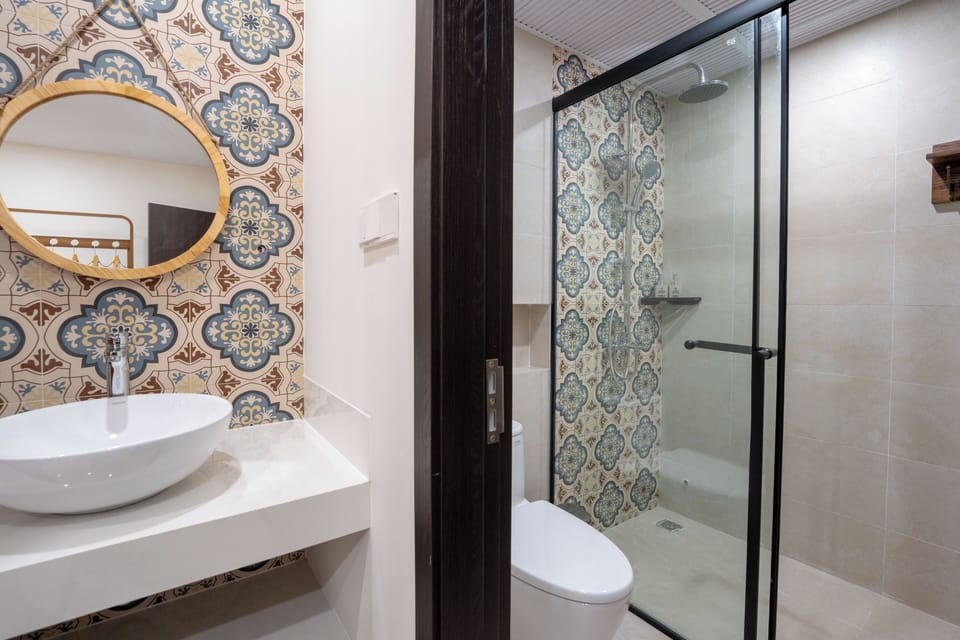 Double Room, Balcony, Courtyard View | Bathroom | Shower, hair dryer, bidet, towels