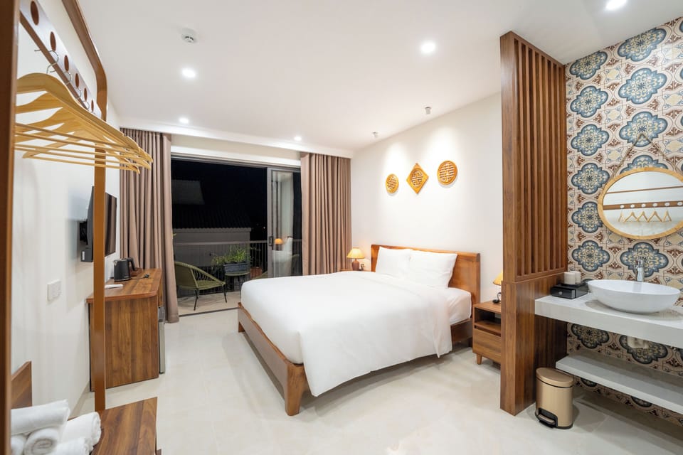 Double Room, Balcony, Courtyard View | Desk, laptop workspace, free WiFi, bed sheets