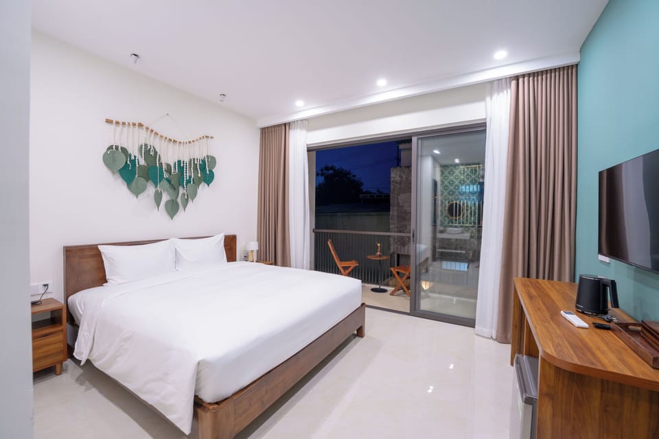 Double Room, Balcony, Courtyard View | Desk, laptop workspace, free WiFi, bed sheets