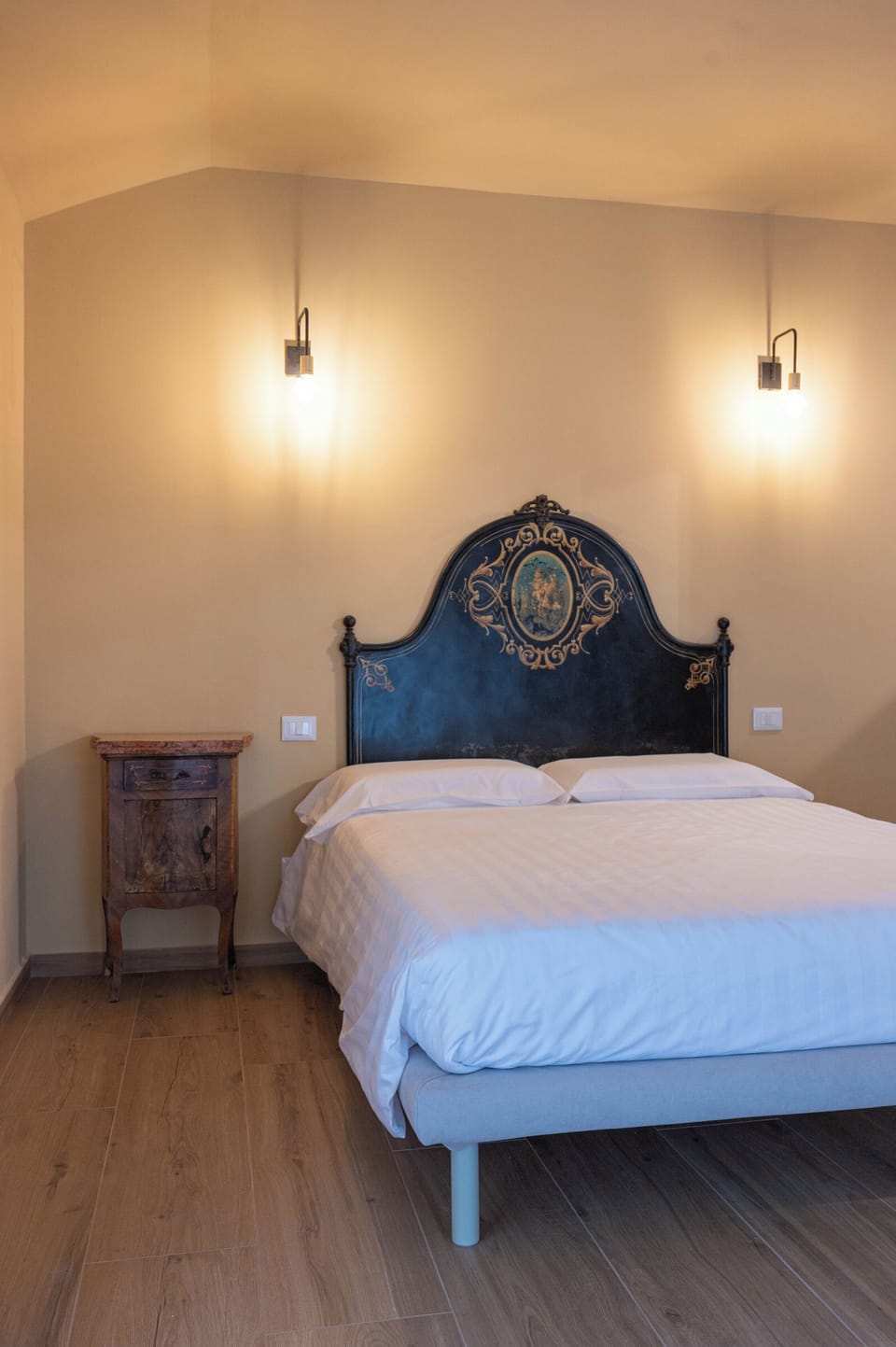 Classic Double or Twin Room, Patio | Desk, laptop workspace, blackout drapes, WiFi (free)